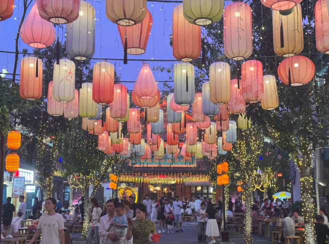 <a href="./xwdt/wlyw/202609/t20260928_785374.html">鄂州人中秋夜的朋友圈，被乔街承包了</a>